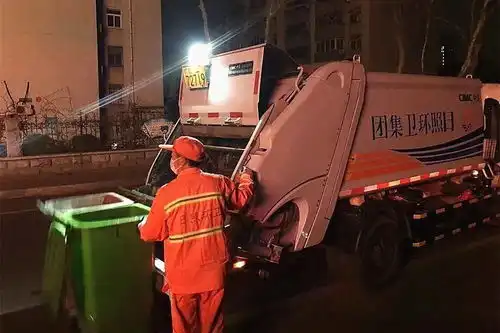 文明视角小编呼吁让环卫工人早点回家过年,咱家垃圾抓紧投放吧
