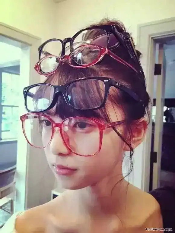 幽默笑话女友大姨妈没有及时来,她很是担心,这天我突然流鼻血
