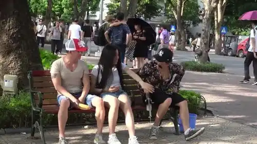 国外爆笑街头恶搞小伙在街上钓鱼,突然妹子瞬间看懵了
