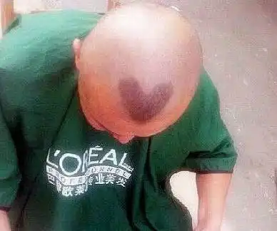 搞笑图片幽默段子笑话哥们聚餐人没到,只好视频直播了
