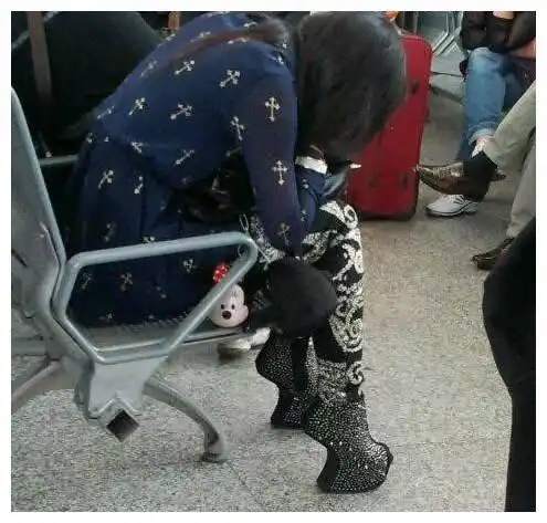 搞笑图片幽默段子笑话妹子,你这双鞋穿着脚不难受吗
