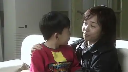 妻子刚回家就先找儿子,孩子也向母亲说悄悄话,这就是母子连心啊
