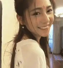 搞笑看看狗狗无辜的眼神,真是笑死了
