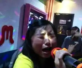 妹子,你可长点心吧,唱歌的姿势也太优美了吧
