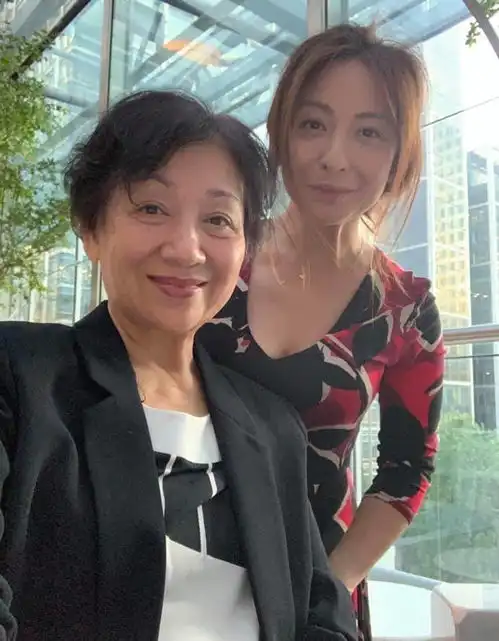 70岁鲍起静为发烧女儿遭医院拒收忿忿不平,赴英探亲数周生活碰壁
