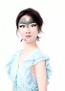 周冬雨cos马思纯新片造型表情十分鬼马果然是好姐妹