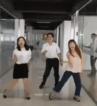 搞笑图片妹子考试的时候怎么不穿鞋想作弊
