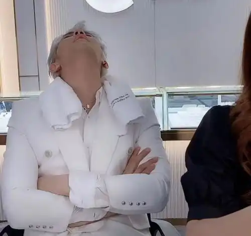 汪东城直播睡觉,只留女主播独自带货,粉丝解释是在装睡吸引关注