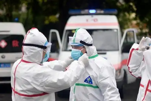 男子进医院不戴口罩,还一拳打倒防疫人员,疫情面前非得搞特殊
