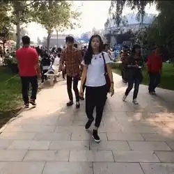 搞笑gif趣图现在真是太可怕了,美女去健身房,还要戴着口罩练习
