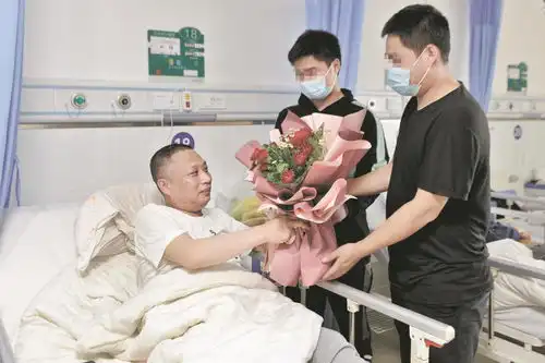 多亏宜城市警方派人接回我们,缅北回流人员病房探望反诈所长
