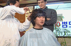 搞笑gif段子鞋子找不到,结果碰到仙人球
