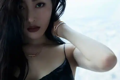 张天爱黑色吊带连衣裙大长腿性感写真
