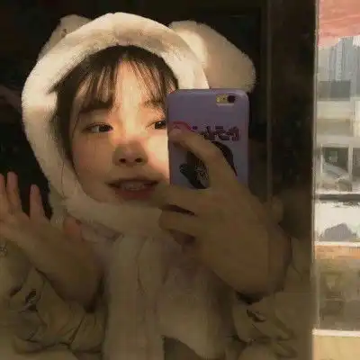 用漂亮喜欢搞怪的女生做头像,自己也心情舒服
