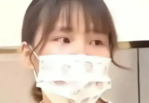 姚策生前弯腰扶电梯的照片爆出,网友证明熊磊不爱他
