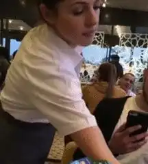 搞笑gif趣图妹子很尴尬,这个弹壳不太正经
