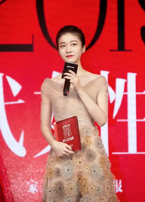 张雪迎花朵裙出席盛典获年度时代女性大奖
