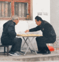 搞笑gif趣图工地搬砖,居然来了一个妹子

