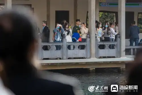 组图丨济南气温直逼30游人着短袖出行
