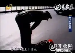 醉酒男烟台街头持铁锨挡车连挡8车路中间入睡

