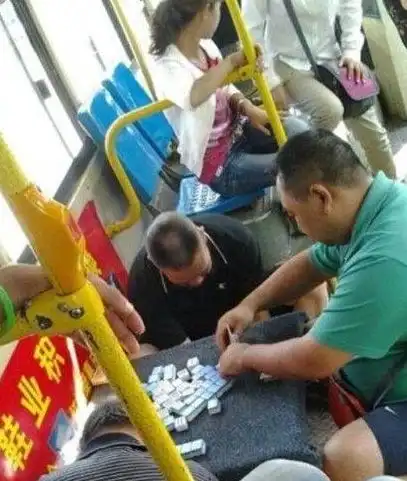 笑话段子搞笑图片环卫工人拿这么点工资,有血性的人都来看看吧
