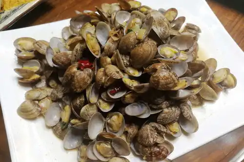 周末小雨微信群主邀几位好友小聚7人12道菜群主带来好酒好烟
