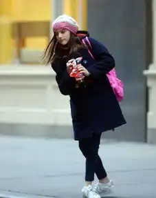 阿汤哥12岁女儿与母外出,穿搭造型简约,却难掩可爱气质
