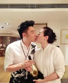 林依轮结婚21周年晒全家福早年结婚照曝光
