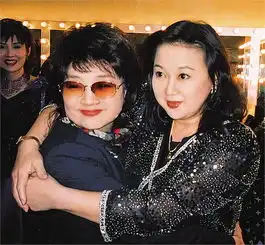 她是周星驰黄金配角曾貌美如花却嫁司机62岁仍要赚钱养全家