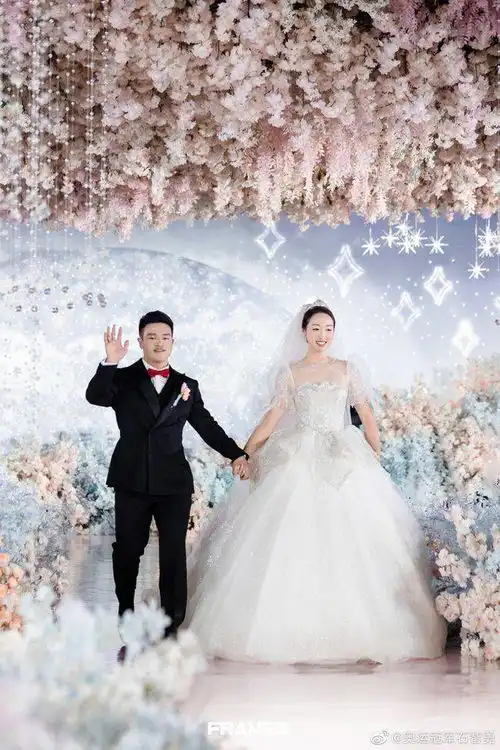 恭喜奥运冠军石智勇桂林办婚礼,八辆宾利做婚车,岳母近照曝光
