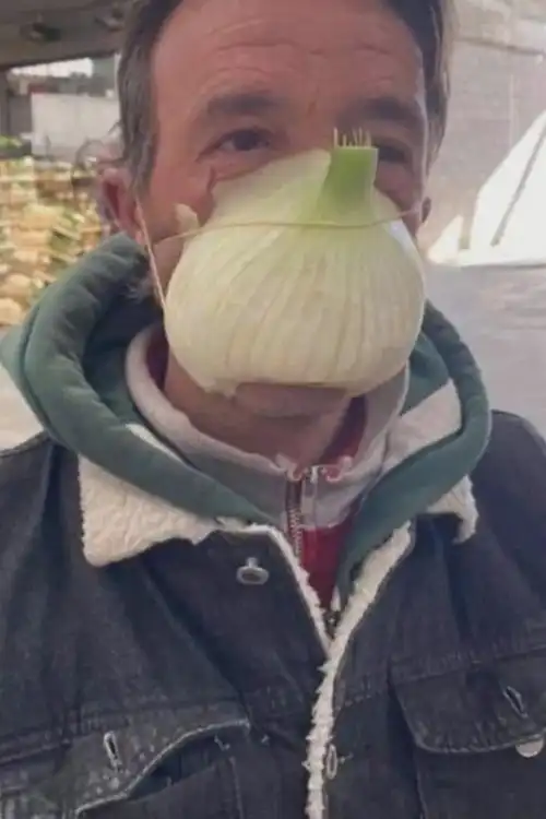 姨妈巾贴脸上国外民众疫情中大搞行为艺术自我防护

