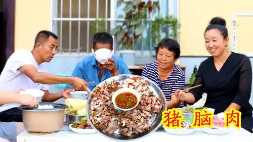 军宝提了大猪头看望二哥,改艳卤熟切片肥而不腻,大家吃的真过瘾
