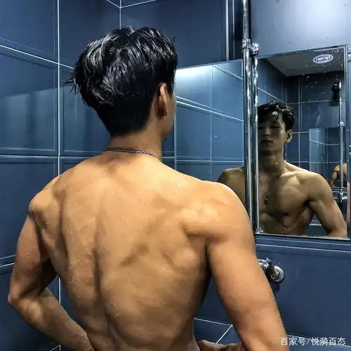 虎背蜂腰的一枚质感肌肉男,八块腹肌就像是搓衣板
