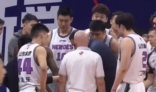 徐长锁布置完最后一个战术,谁注意小丁摇头表不满,是真没战术
