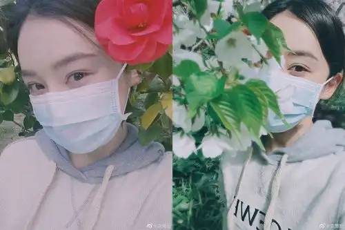 袁姗姗戴口罩自拍心情好漫步花间笑眼弯弯温婉动人
