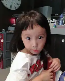 组图欧弟老婆晒大女儿近照大眼jojo对镜头瞪眼嘟嘴搞怪
