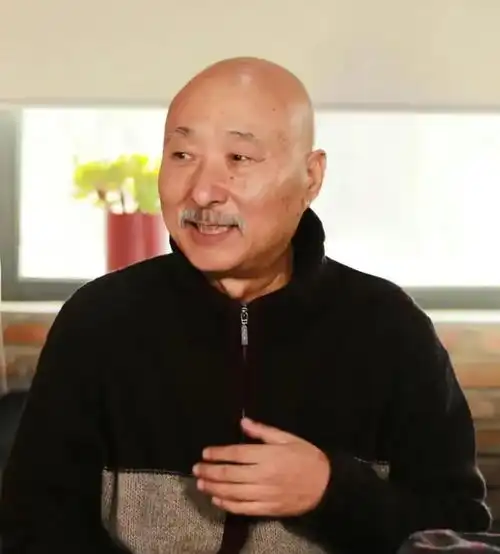 陈佩斯四个孙子一年学费120万,外加俩保姆跟随照顾,压力太大
