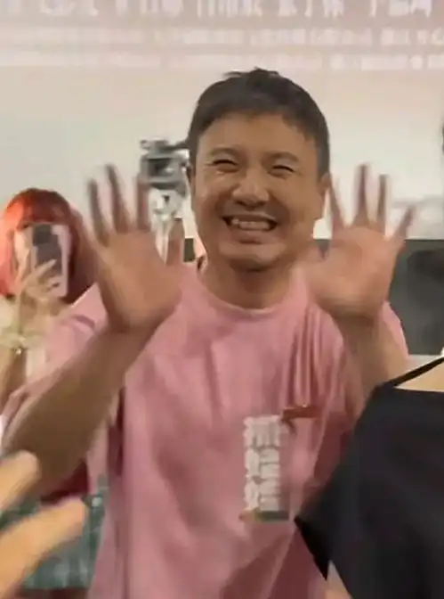 抓娃娃拍摄现场失误太好笑,贾冰摔倒那个,沈腾也没反应过来
