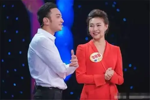 国脸李梓萌,戴14年假发稳坐央视主播,刻板印象太冤枉她了
