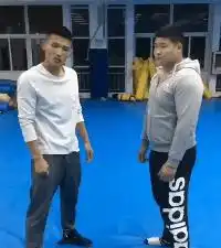 爆笑gif趣图这宝贝好淡定冷静,长大必成大器
