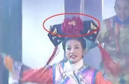 还珠格格里面的经典穿帮镜头,香妃的戒指,紫薇的现代袜子
