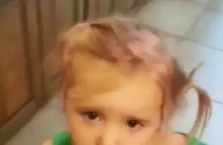 倒霉孩子萌娃将弟弟妹妹头发剃成地中海,妈妈回家直接哭了
