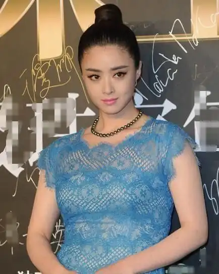 有一种尴尬叫壮实女星穿紧身裙比男人还威猛,太好笑了
