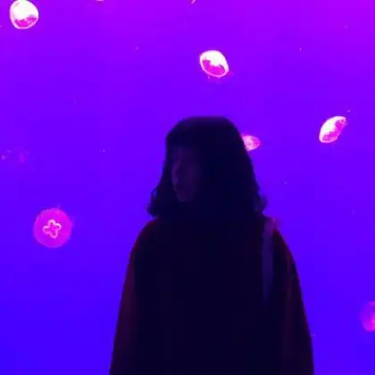 比较有创意的情侣头像,这种效果有点另类的

