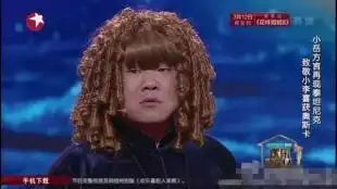 被这画风亮瞎了小岳岳变村姑身着红装姿态撩人表情扭捏