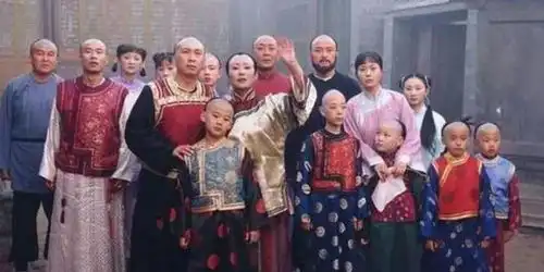 何赛飞见老师全家福第一眼,就预感要成她家媳妇,虽不知会嫁哪个
