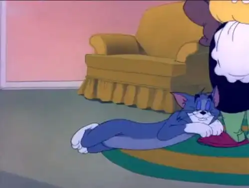 猫和老鼠汤姆被杰瑞催眠睡觉,没想到正好趴在了主人脚上
