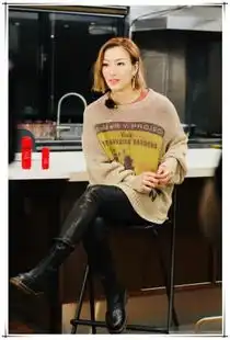 郑秀文不愧是天后级的人物皮衣配背头帅到炸裂,可表情让人心疼
