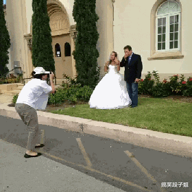 gif搞笑图结婚这么开心的事不来搞笑一下怎么行

