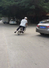 gif搞笑趣图孩子,这么冷的天你就穿这个,不冷吗
